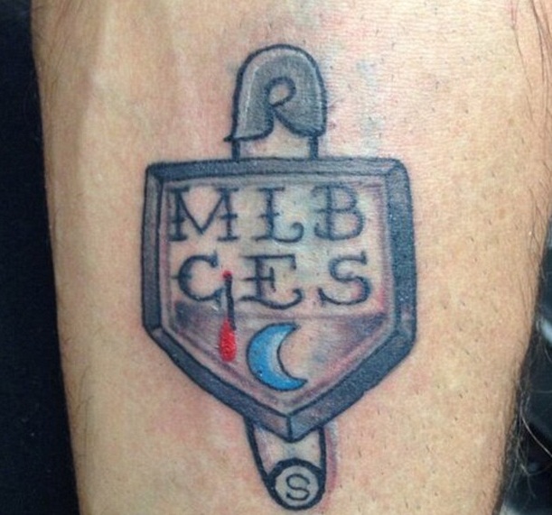 Tatuaggio spalla sinistra Charlie Sheen