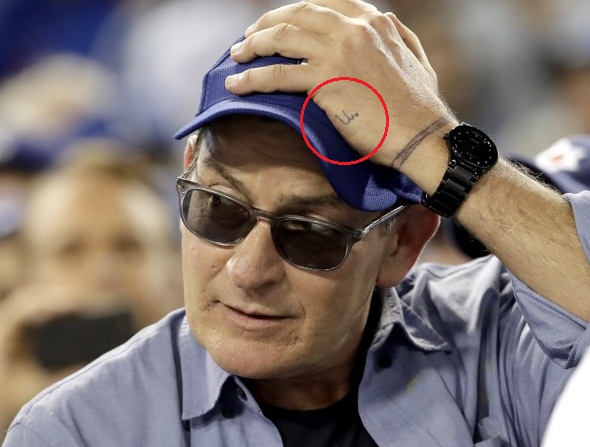 Tatuaggio mano sinistra Charlie Sheen