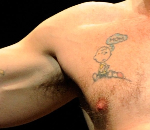 Tatuaggio mamma Charlie Sheen davanti al corpo