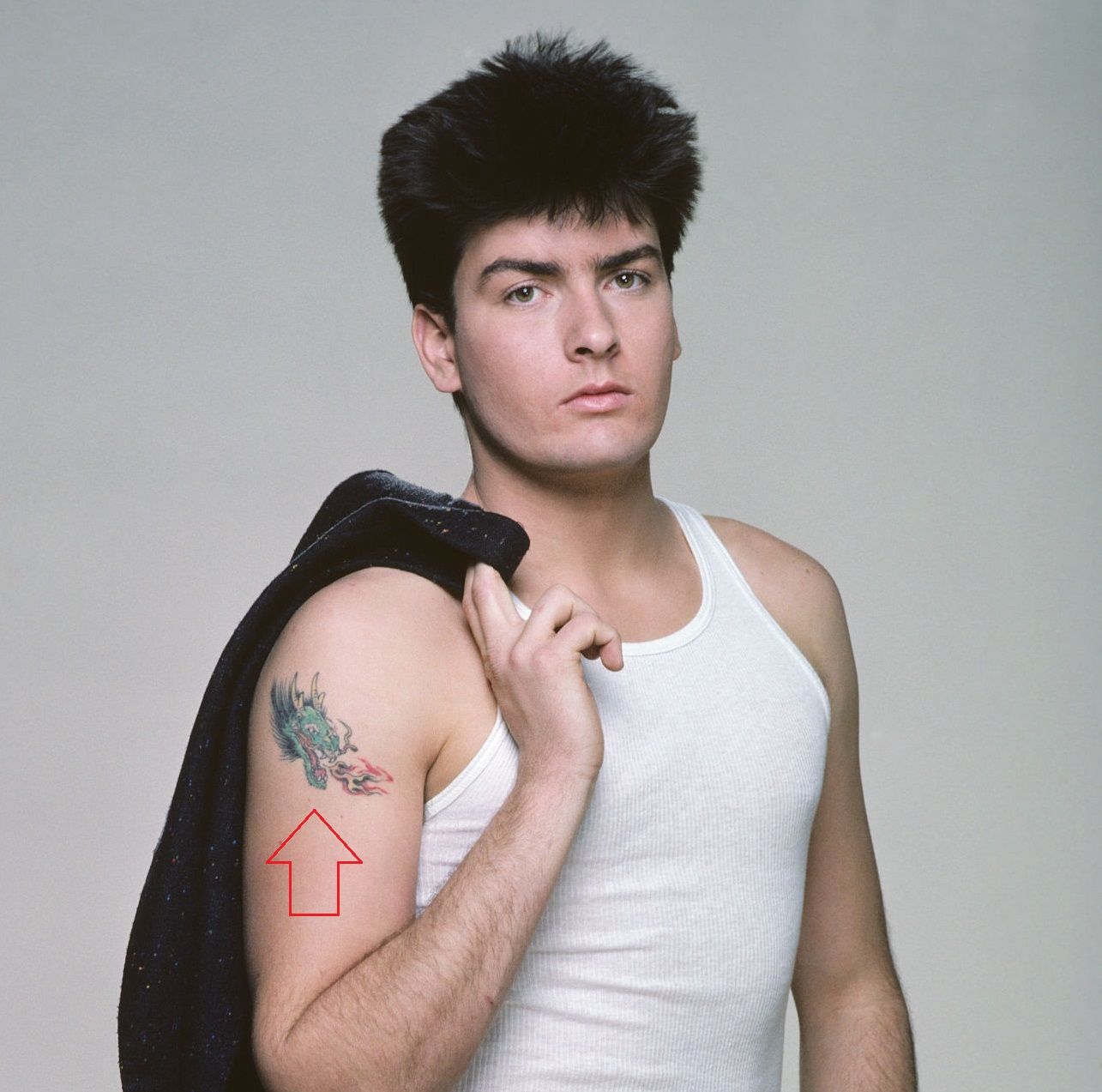 Tatuaggio del drago sul braccio destro di Charlie Sheen