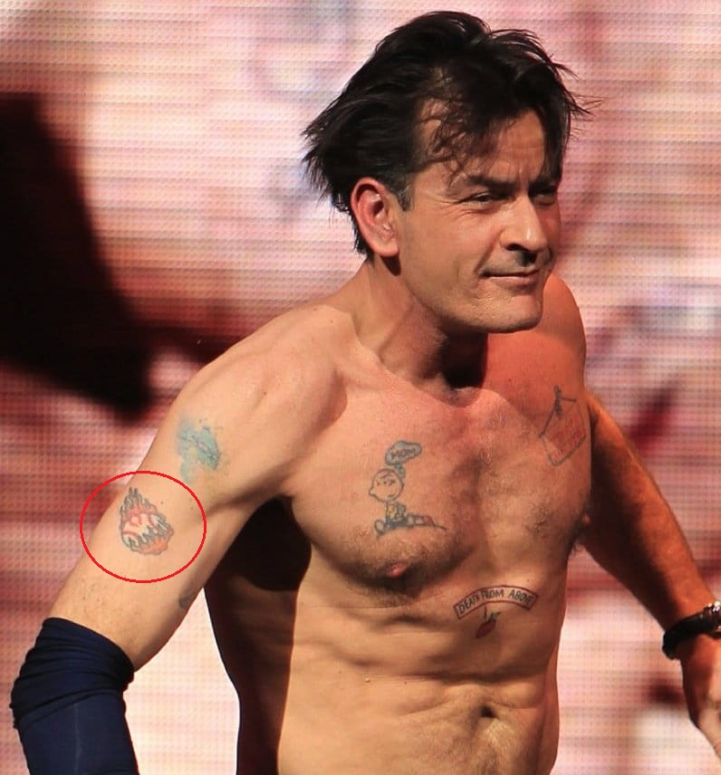 Tatuaggio con palla di fuoco sul braccio destro di Charlie Sheen
