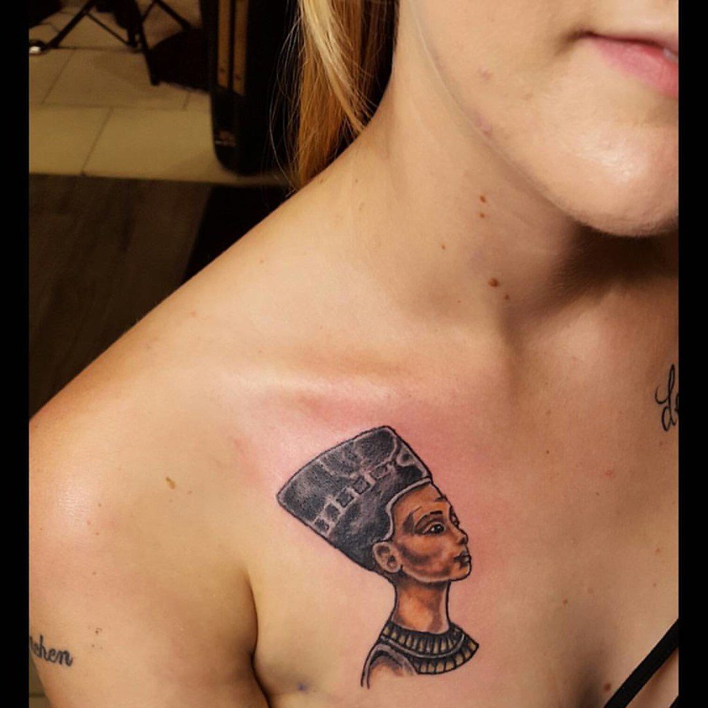 Nacrtala tetovažu Nefertiti na prsima