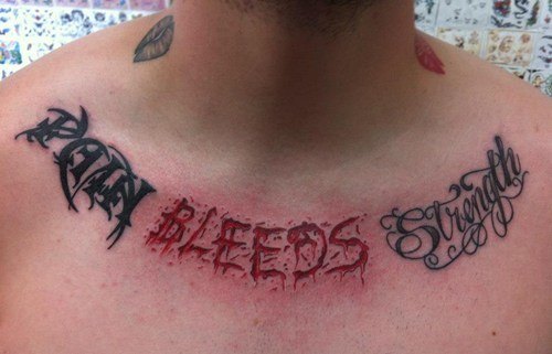 Tatuagem de texto sangrento para homens no peito