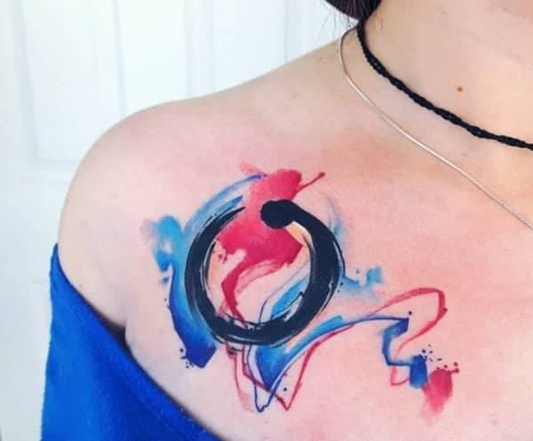 Tatuagem circular no ombro para mulheres