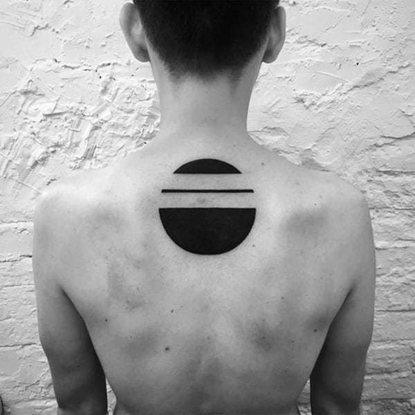 Círculo tatuagem na parte de trás para homens