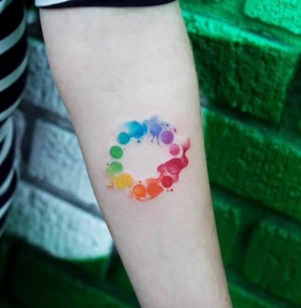 Tatuagem de círculo de cores no antebraço para homens