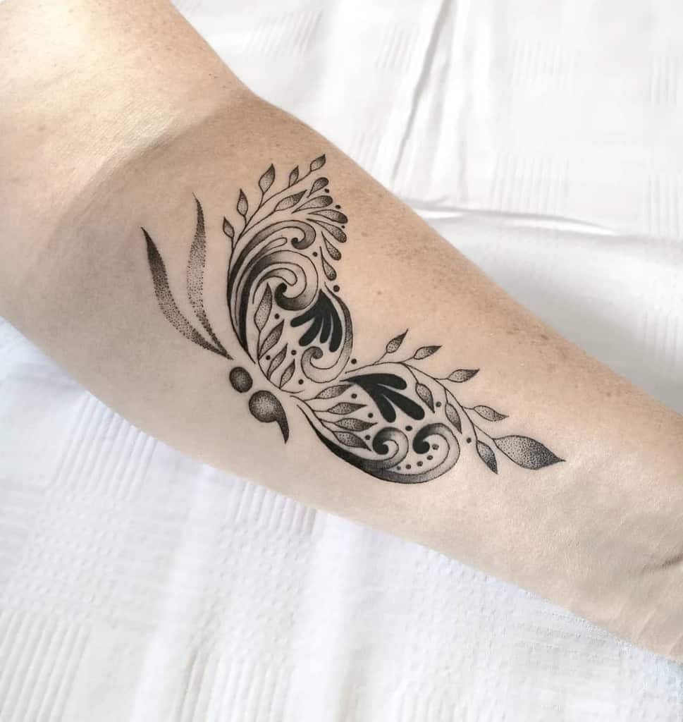 Tetovaža sa zarezom i leptirom u crnoj boji za žene