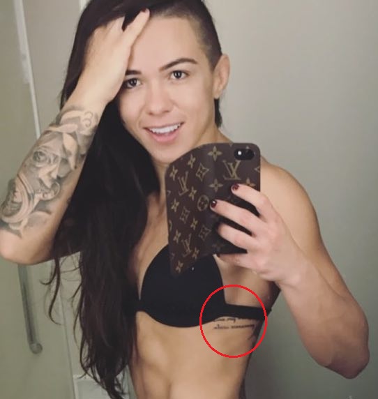 Tatouage de texte sur la poitrine de Claudia Gadelha