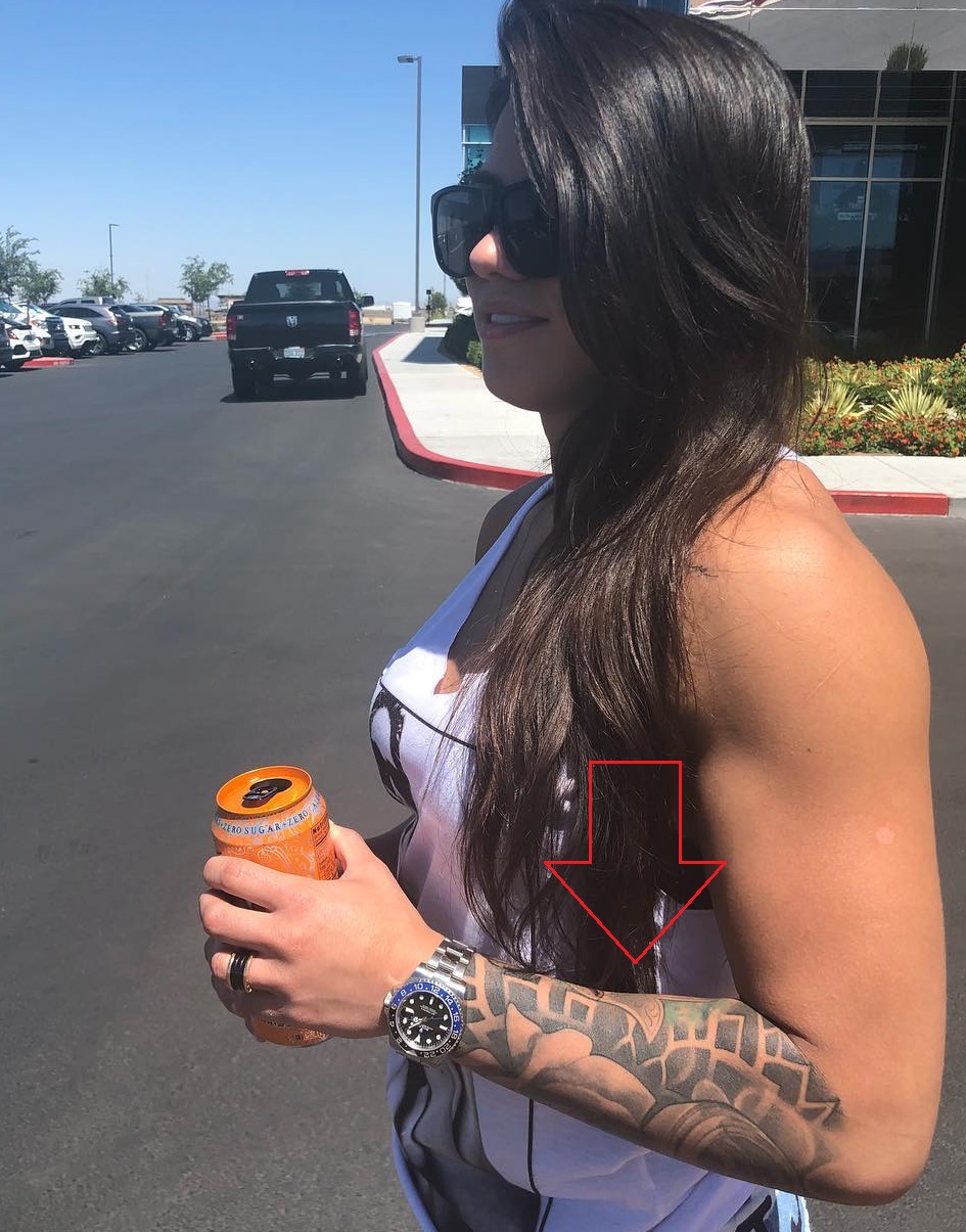 Tatouage de l'avant-bras gauche de Claudia Gadelha