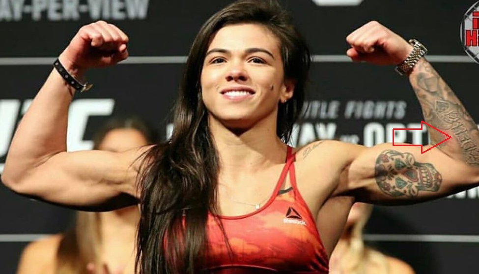 Claudia Gadelha bras gauche à l'intérieur du tatouage de lettres chienese