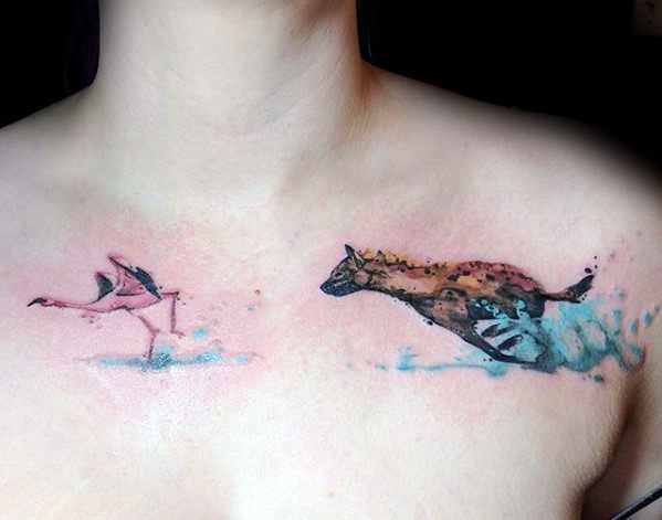 Executando tatuagem de hiena no peito