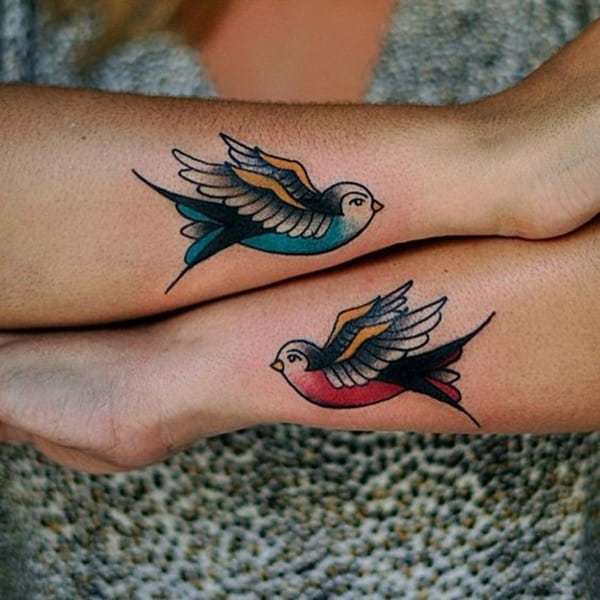 Preprosta lastovičasta tetovaža pri roki
