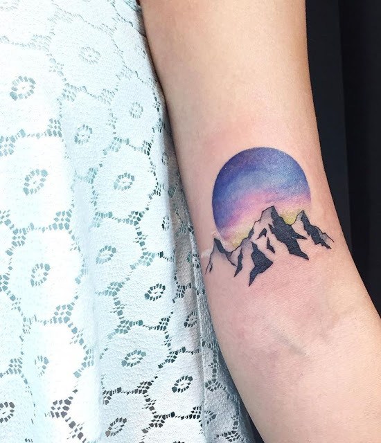 Tatouage de montagne coloré