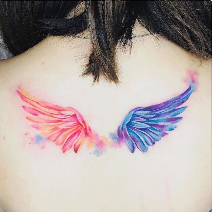 Tatouage d'ailes colorées pour les femmes dans le dos