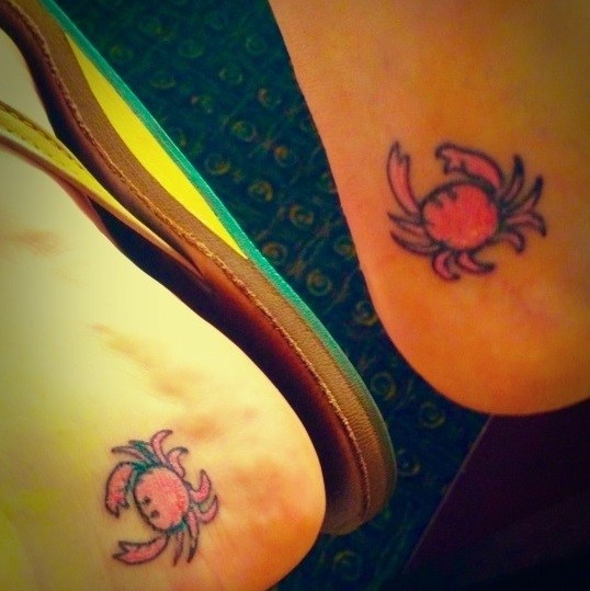 Maža krabų tatuiruotė ant kojos