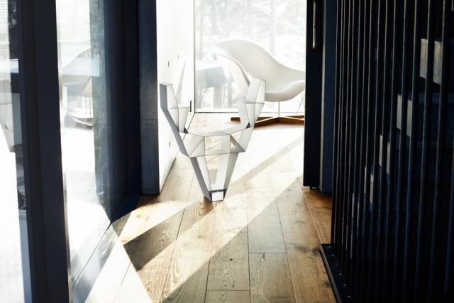 bibliotecă cu design modern, formă de cap de căprioară albă design bibliotecă formă cap de cerb alb