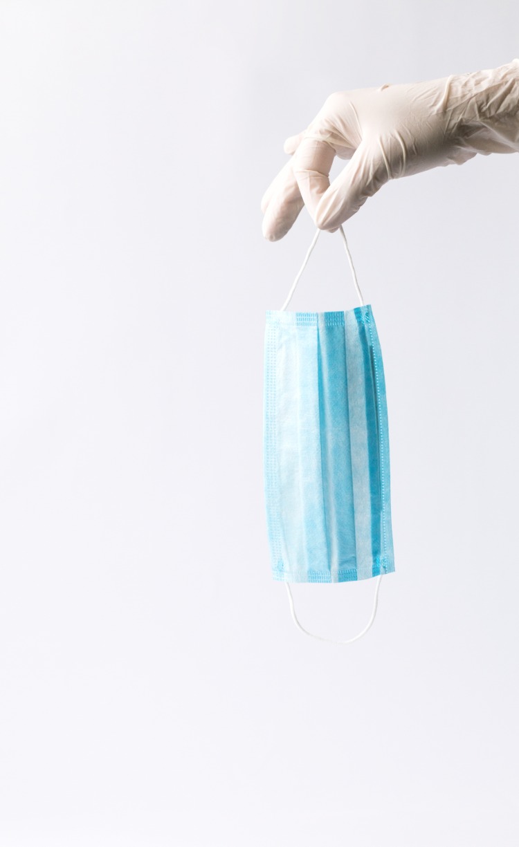 Eliminați masca de protecție a gurii ca deșeuri medicale în timpul pandemiei covid-19