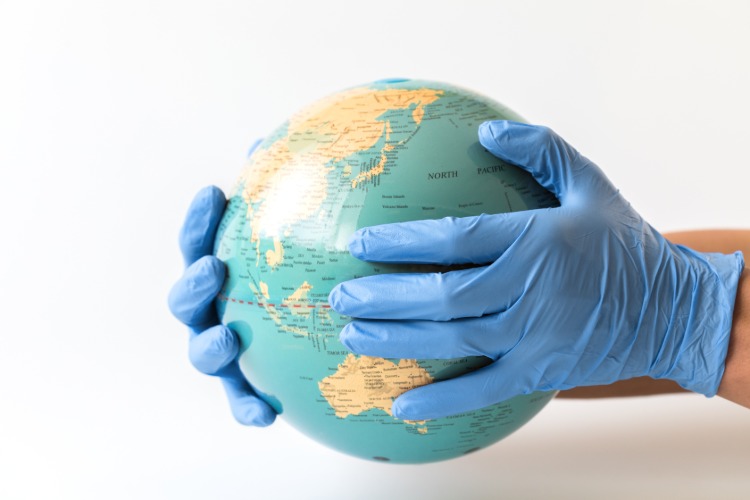 om cu mănuși de cauciuc ține globul în mâini