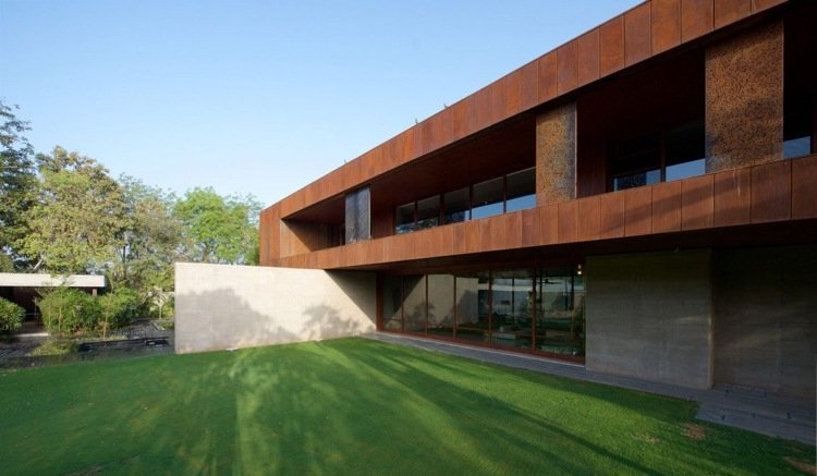 geamuri joase - protecție solară eficientă Fațadă din oțel Corten-uși-culisante-verzi-de-pajiște