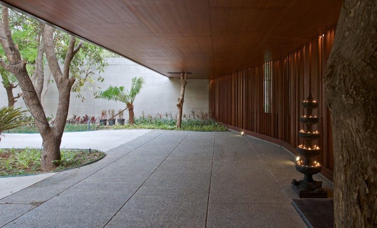 Intrare în casă cu baldachin proeminent curte-terasă dale-șipci de lemn-margine de gazon