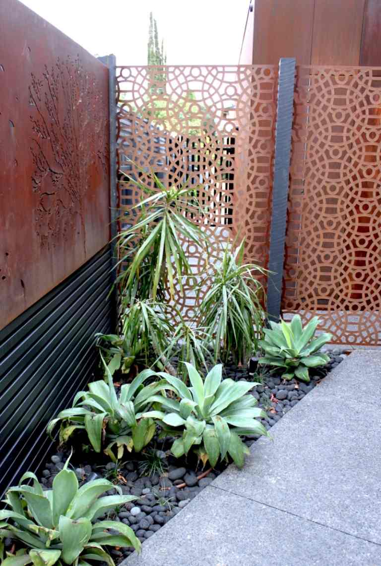 Un ecran de confidențialitate din oțel Corten poate fi transparent și opac corten otel intimitate ecran sfecla idee pietricele plante tigla gard