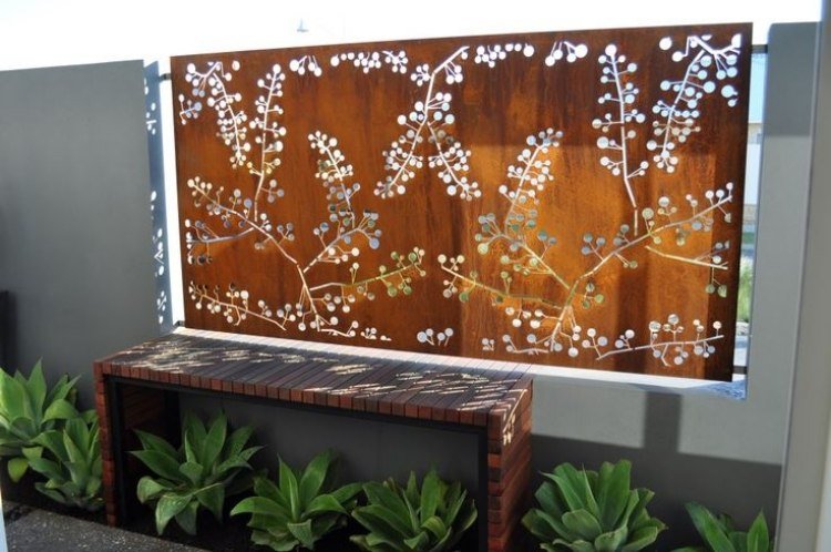 un panou decorativ din oțel corten în combinație cu peretele grădinii corten steel privacy screen garden garden bench bench din lemn