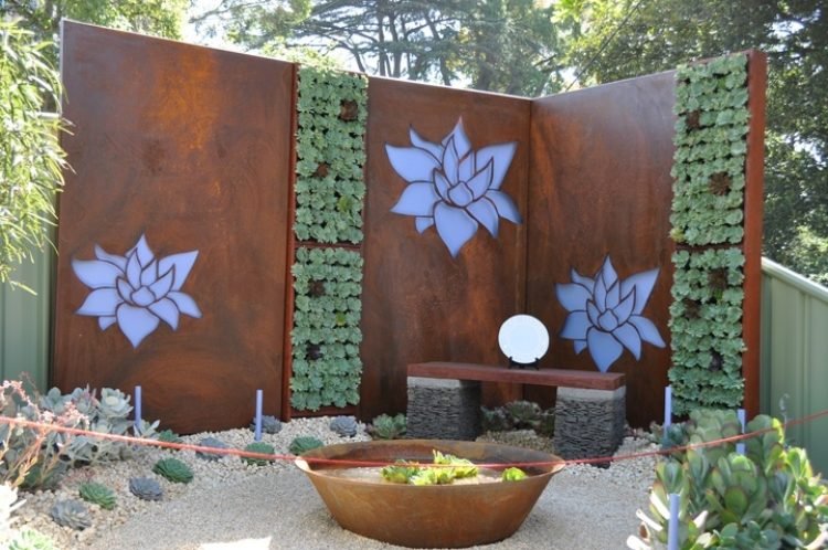 Perete din oțel Corten decorat cu suculente corten-oțel-intimitate-protecție-grădină-flori-de-lotus-suculente-plantate-vertical