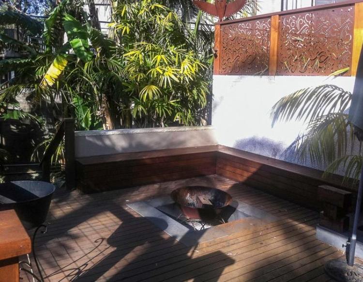 parte a unui perete de beton, parte a panoului din oțel corten șemineu deco din oțel corten