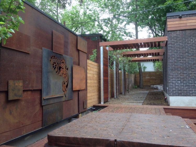 Peretele din oțel Corten ca accent și gard de grădină din lemn corten-steel-privacy-screen-deco-garden-plates-laid-one-over the other