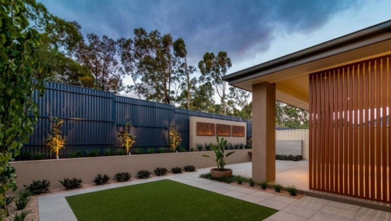 Ecran de confidențialitate din oțel Corten pentru terasă sub formă de benzi corten otel protectie intimitate lamele terasa gazon modern buesche