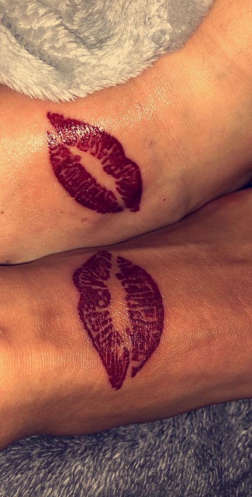 Tatuagem de lábios de casal