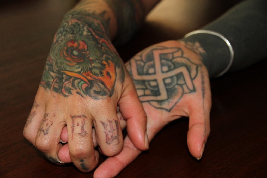jednostavna Swastik tetovaža