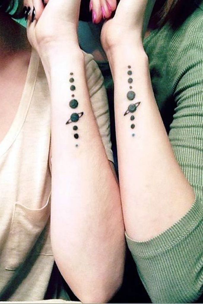 Tatouage sur le thème de l'espace à portée de main pour les femmes