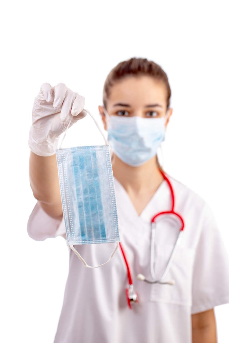 asistenta medicală oferă protecție respiratorie împotriva virusului covid