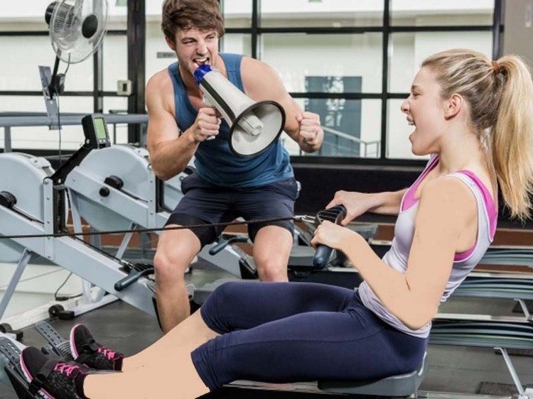 motivația prin comenzi zgomotoase în sala de fitness de pe aparatul de vâslit