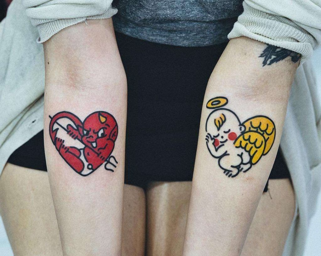 Tatouage de couple mignon sur place