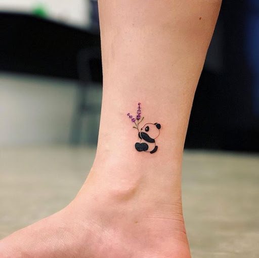 Maža miela pandos tatuiruotė ant kojos moterims