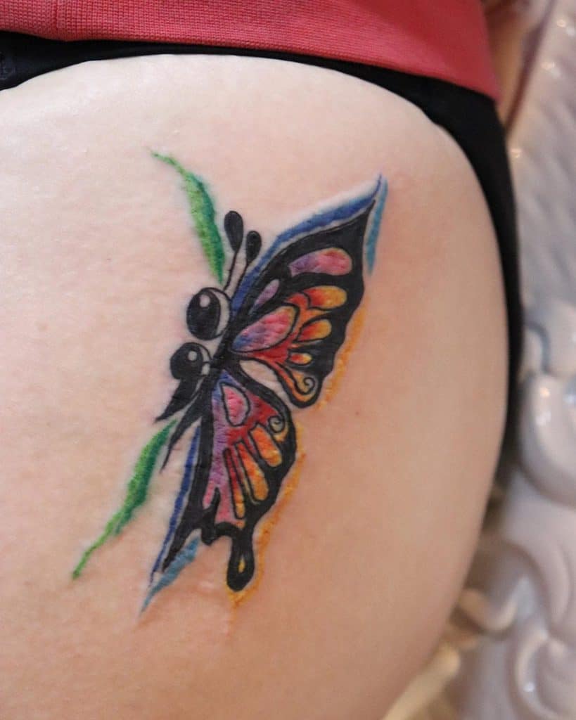 Tetovaža leptira sa tačkom i zarezom za žene