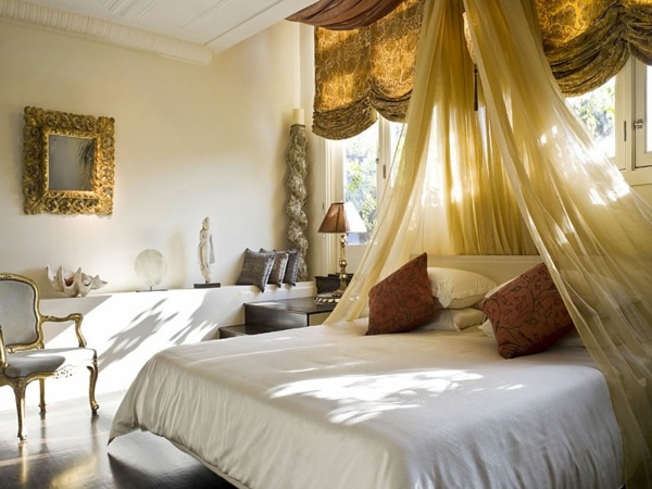 Perdele galbene cu pat cu baldachin