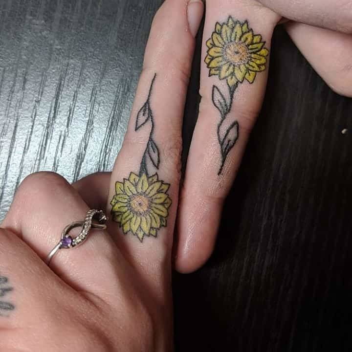 Daisy Tattoo sul dito per le donne