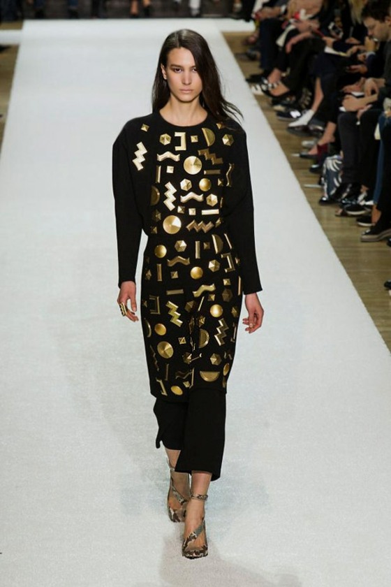 accente aurii rochie neagră moda femei 2014 Bluză-lungă-strălucitoare-și-aurie-cu-pantaloni-negri