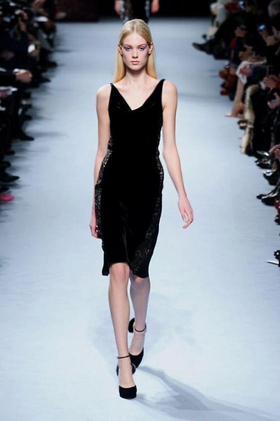 Rochie de lungime medie realizată din material textil de catifea cu pantofi negri Rochie-realizată-din-țesătură-de-catifea-moda-pentru-femei-toamnă-2014