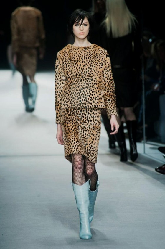 cizme strălucitoare și rochie cu model leopard Rochie-cu-model-leopard