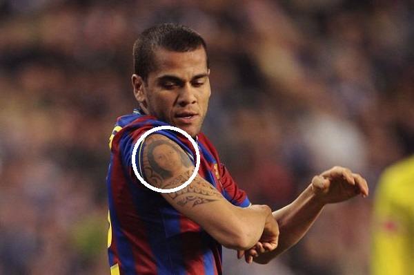 DaniAlves-Pečių tatuiruotė