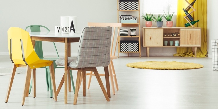 Covor și perdea de scaun ca accente galbene în cameră