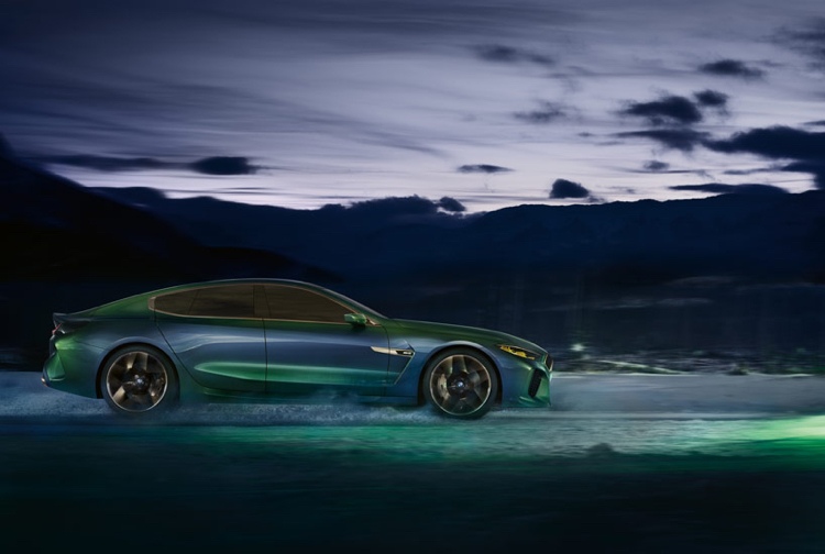 Vedere laterală BMW M8 Gran Coupe, linii pronunțate