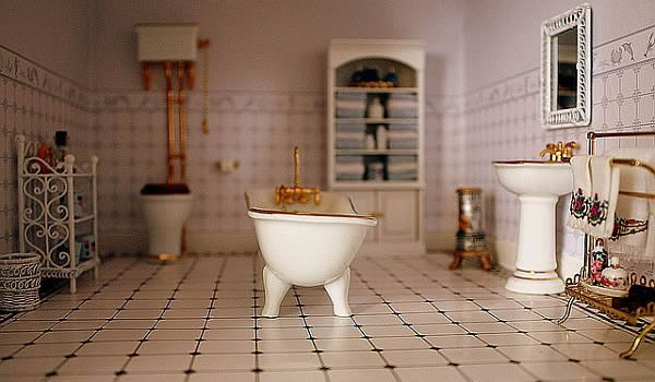 design clasic de baie în alb cu accente aurii idei-baie-reîmprospătare-free-standing-cadă-pardoseală