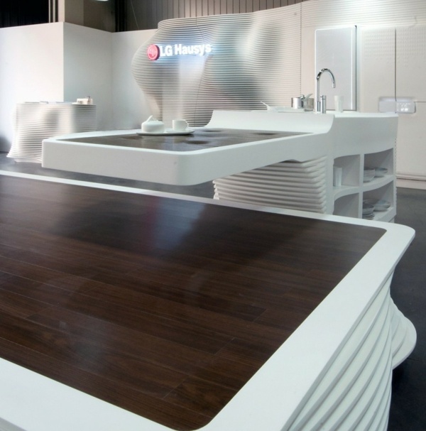 Design de bucătărie Milano târg inovator Design-modern-tort-alb-forma-curbata-straturi-de-coaste-blat-de-lucru-inchis