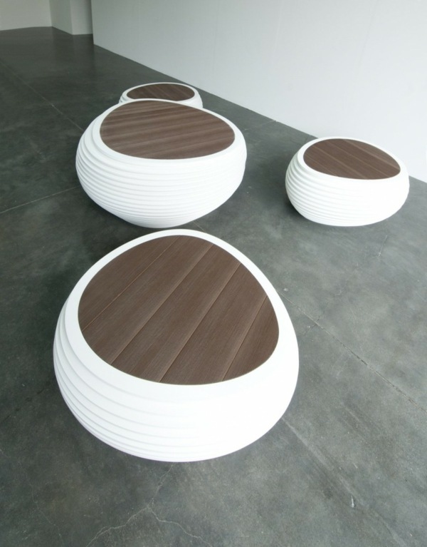 Design de bucătărie cu forme inovatoare scaun-masa-module-organice-din-alb-suprafata-intunecata