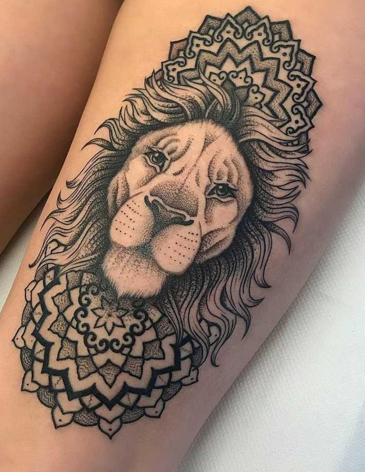 Leu cu mandala se combină pentru bărbați și femei pe coapsă